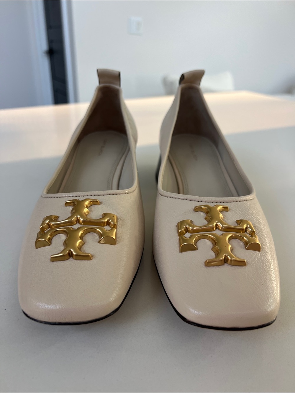 Tory Burch eleanor cream leather gold tone logo pump low heels 10 - Picture 6 of 11